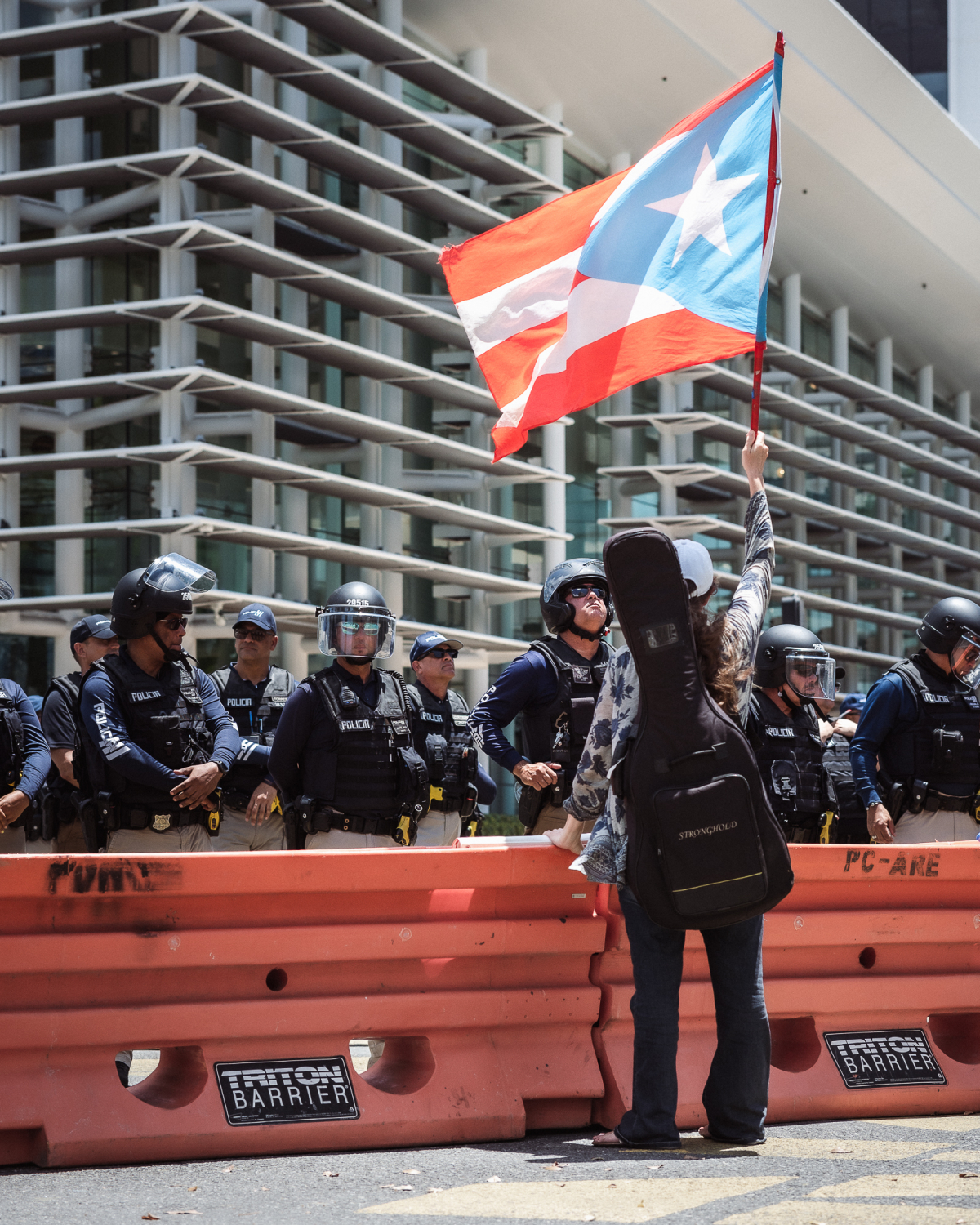 Manifestante con bandera